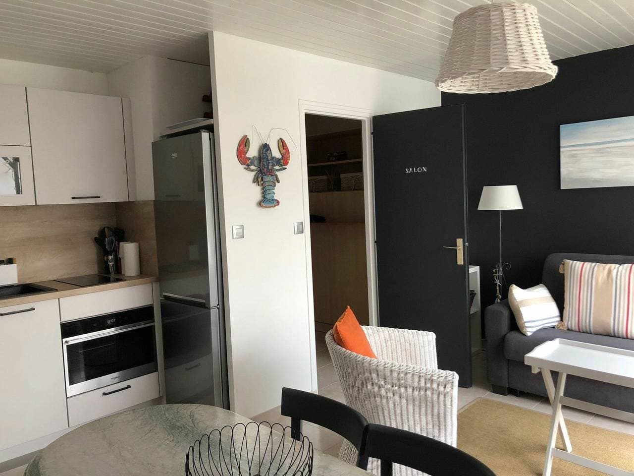 Foto 3 von 27: Gemütliches Studio, 50m vom Strand, helles Wohnzimmer, Südterrasse, Parkplatz, nah zu Geschäften.