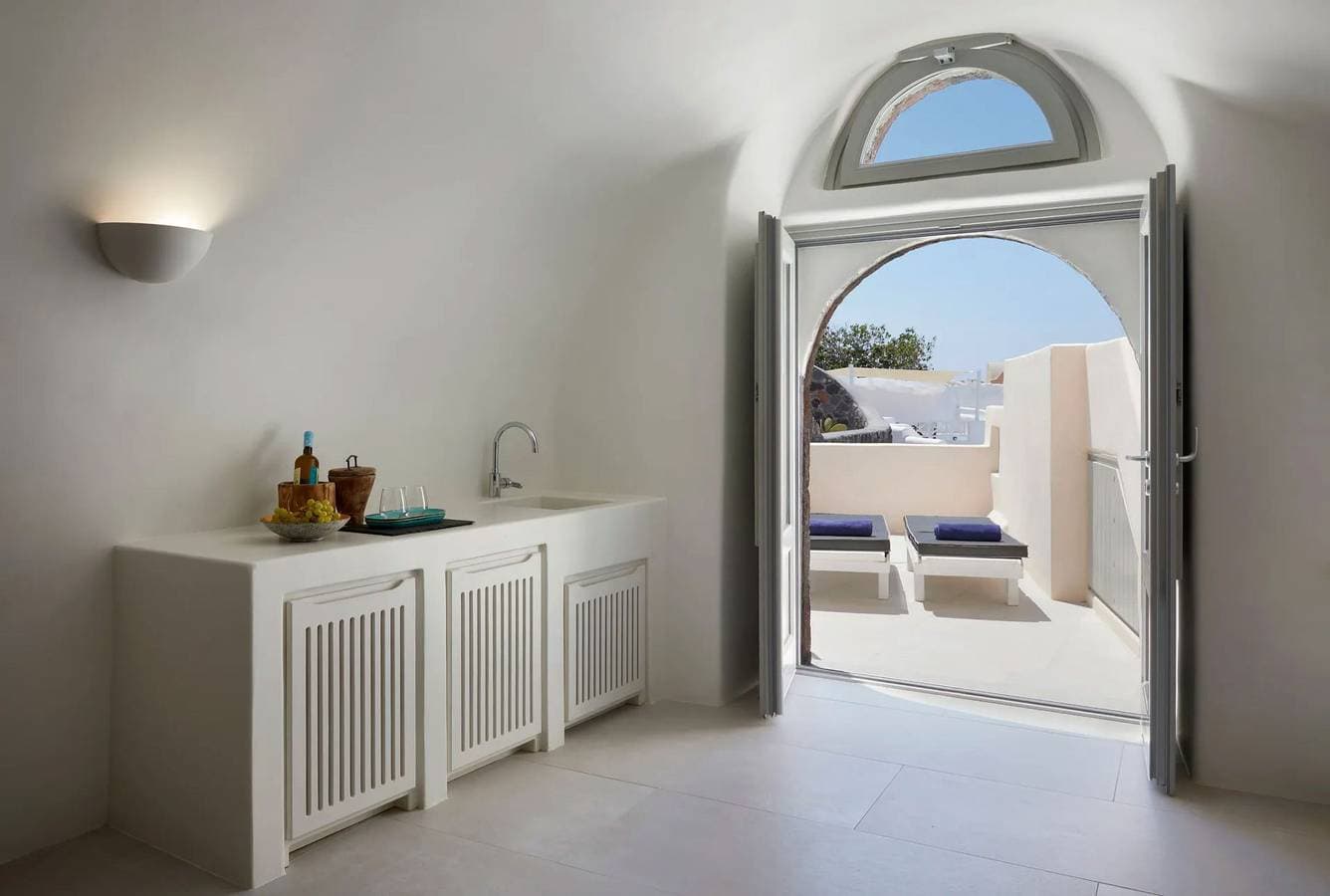 Foto 6 von 22: Luxury Santorini Villa | Villa Elysian Tria | Private Plunge Pool | Sea & Village View | 1 Bedroom | Oia