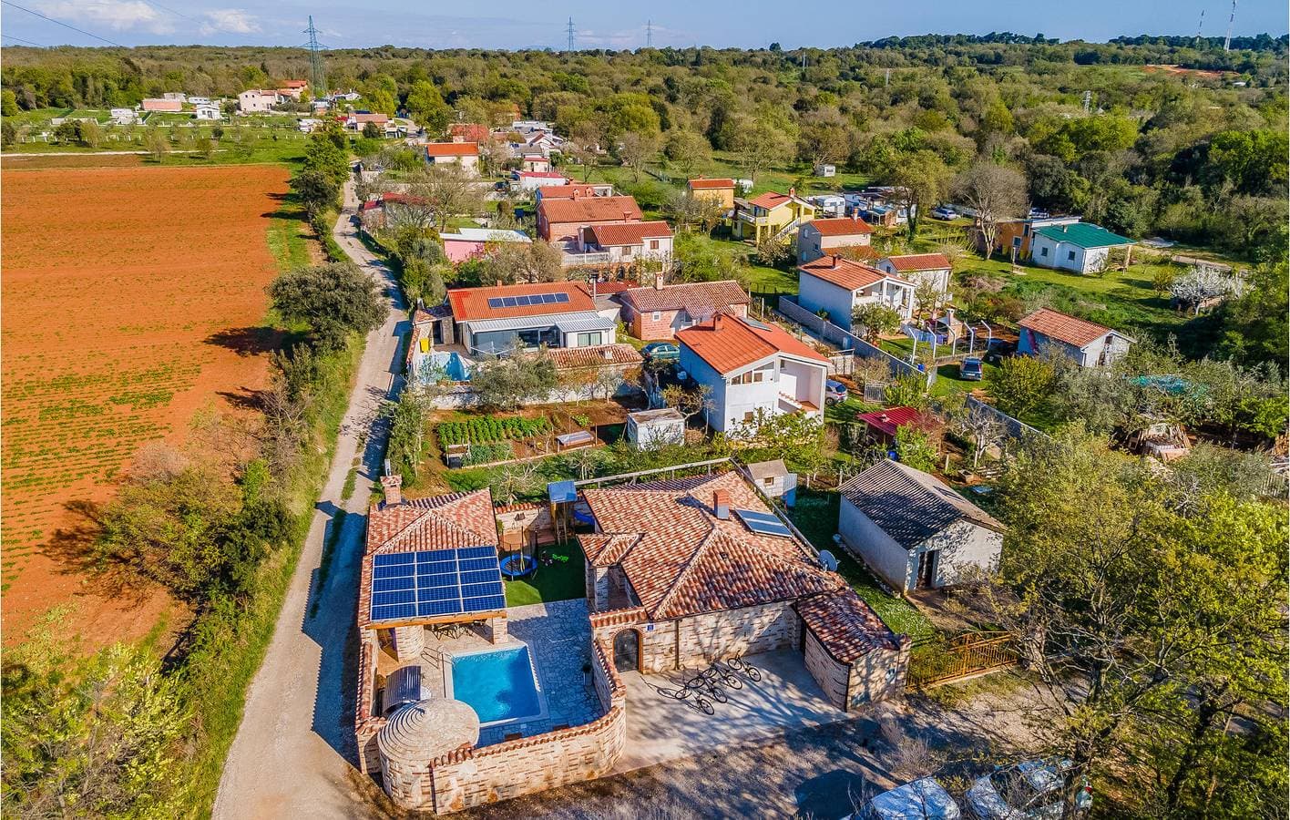 Foto 4 von 51: Gemütlich, 2 km von der Küste entfernt: WLAN, Pool und Terrasse in Ližnjan