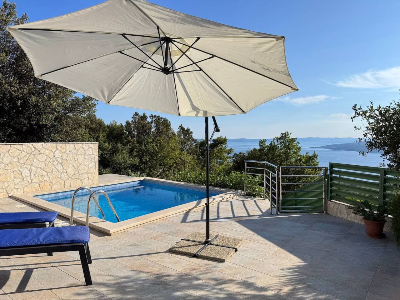 Foto 13 von 44: Günstiges Ferienhaus mit Pool und Meerblick
