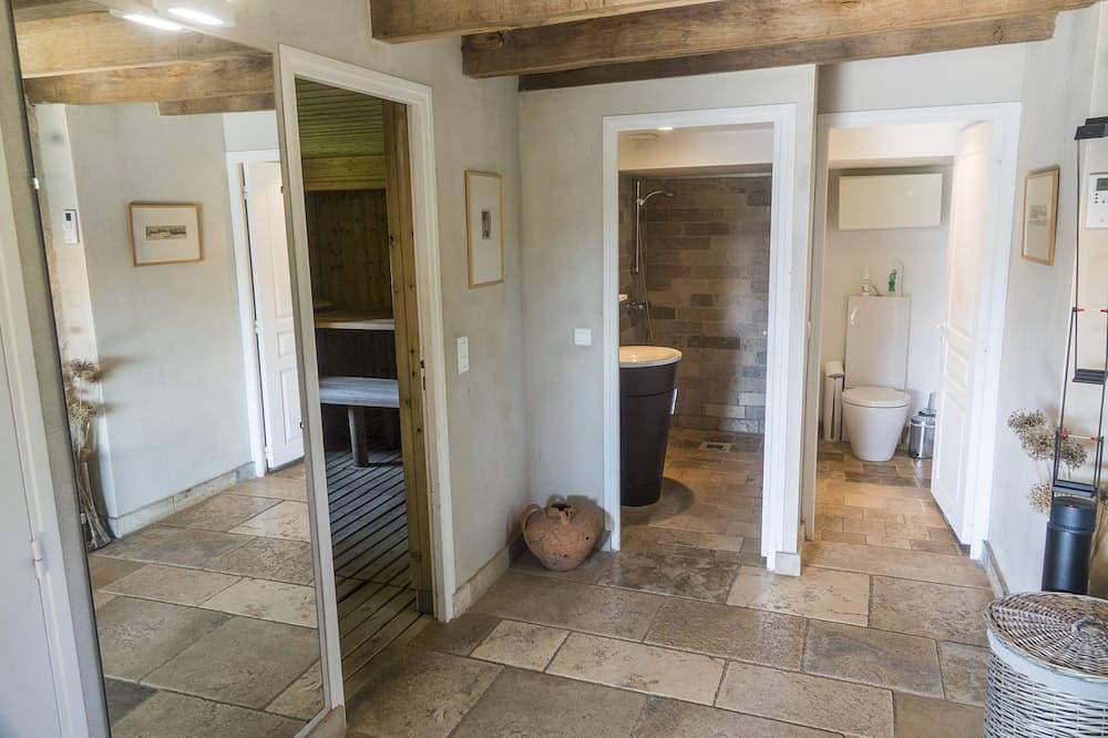 Foto 11 von 30: Eine authentische Scheune aus weißem Stein, renoviert für 4 Personen, mit Kamin