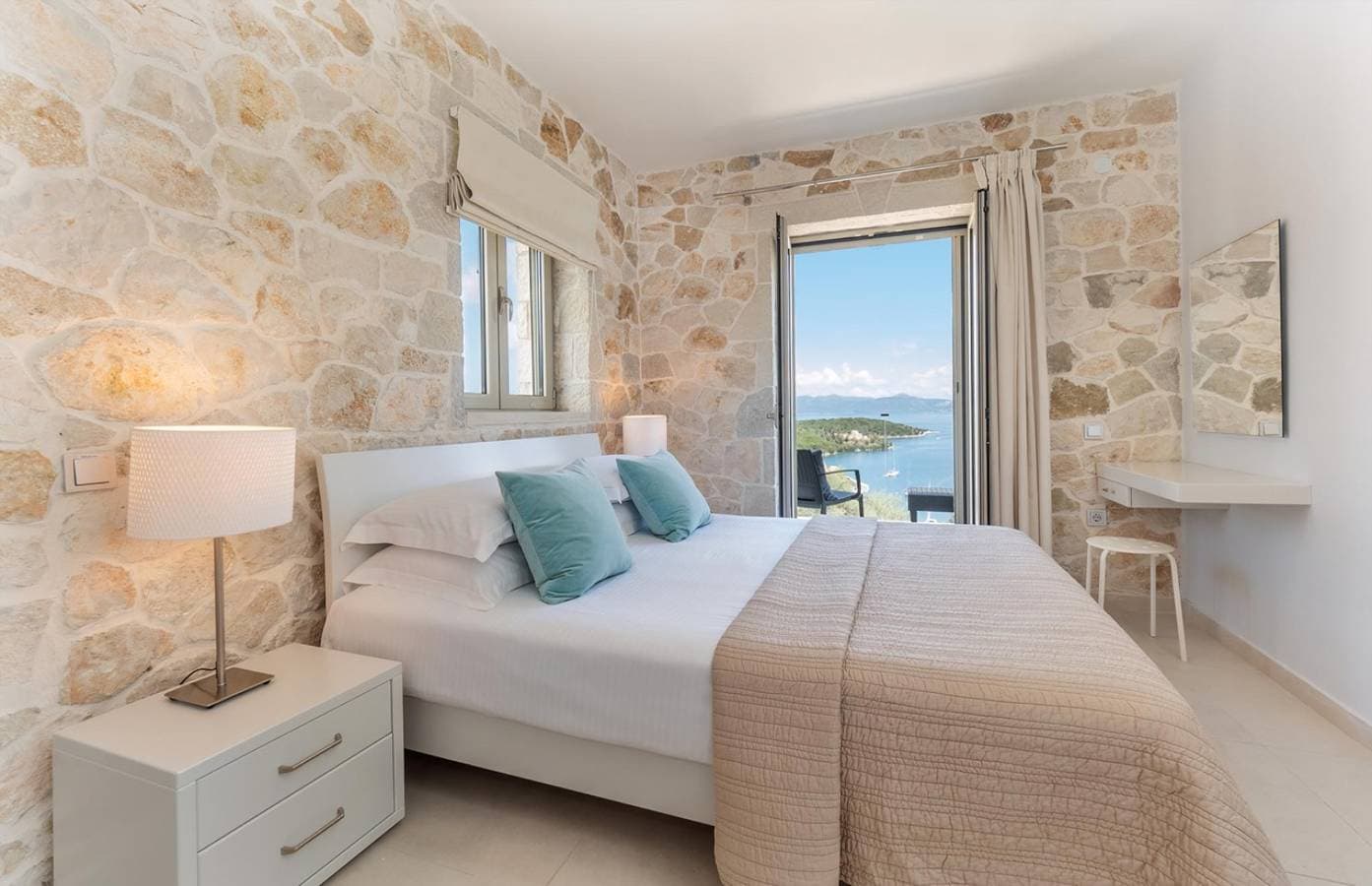 Foto 7 von 21: Stylish Contemporary Villa with Sea Views near Vathy Tavernas