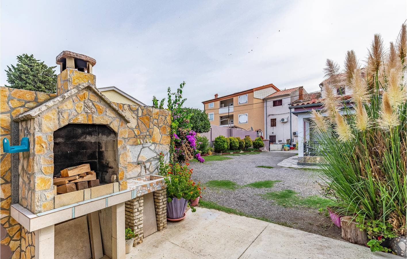 Foto 3 von 19: Gemütliche Ferienwohnung mit Terrasse, Parkplatz und 1 km Entfernung zum Strand Bijela