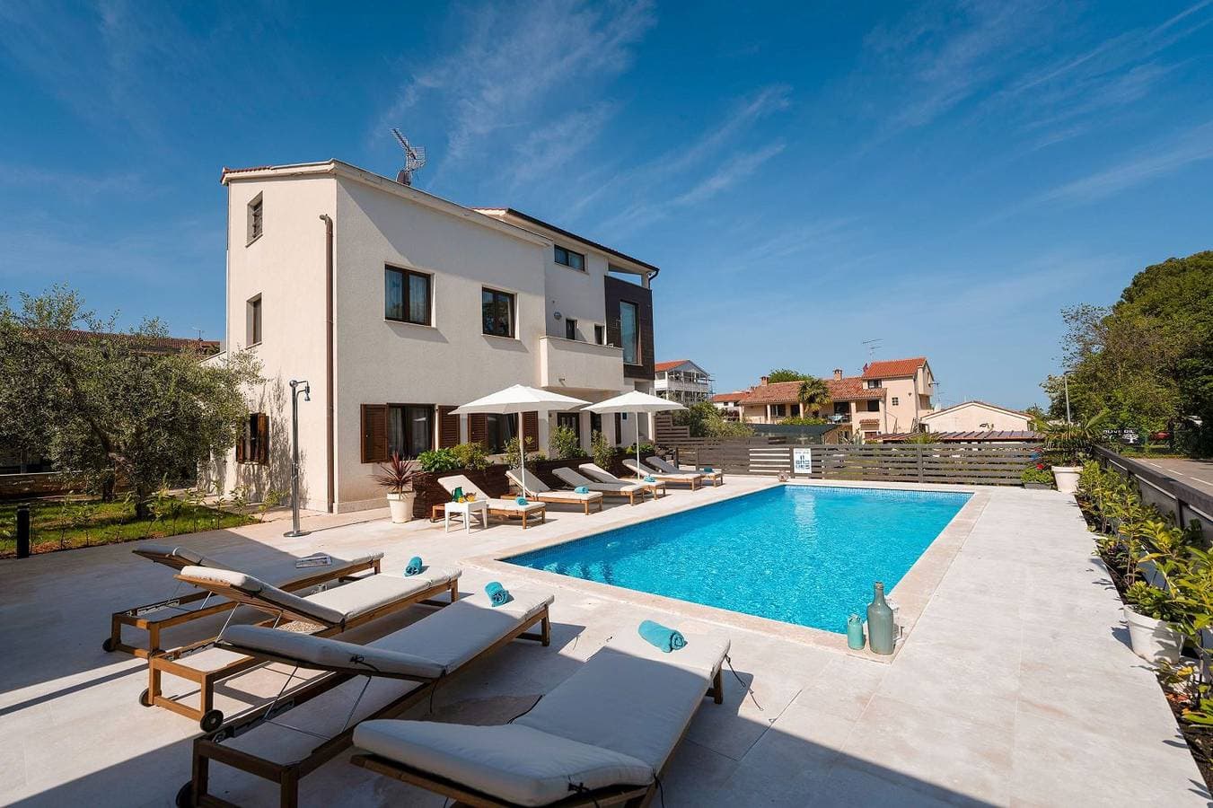 Foto 2 von 30: Strandnahes Apartment mit Jacuzzi, Meerblick, Pool, privatem Balkon, nur 100 Meter zum Strand