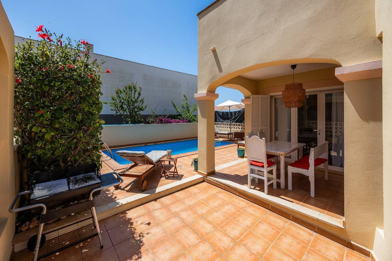 Foto 4 von 31: Ferienhaus „Villa Sion“ mit Bergblick, Pool, WLAN & Terrasse, nahe Stränden
