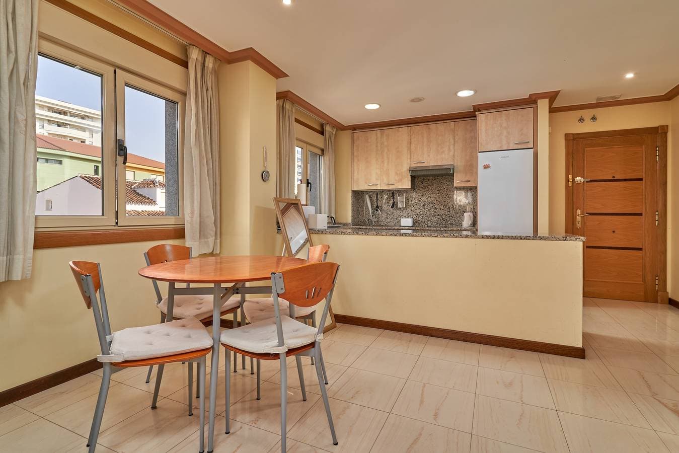 Foto 13 von 29: Apartment "Mediterráneo El Real" mit Bergblick, Gemeinschaftspool und WLAN