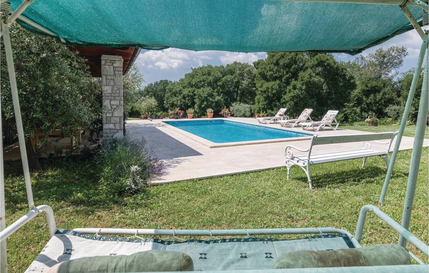 Foto 9 von 32: Reizende Ferienwohnung mit Pool, Terrasse und WLAN in der Nähe von Manjadvorci