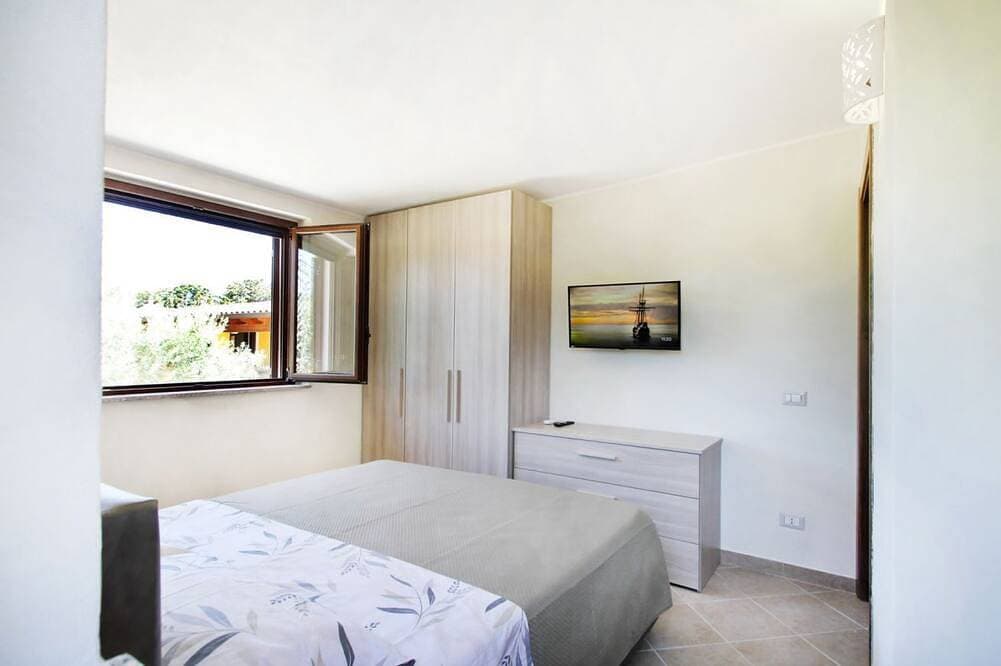 Foto 3 von 15: Il Rifugio sul Mare ist ein kleines, unabhängiges Haus, umgeben von einem duftenden Zitronengarten und nur 100 Meter vom Strand entfernt.Das Haus besteht aus einer voll ausgestatteten Küche, einem Badezimmer und einem gemütlichen Schlafzimmer mit Dopp