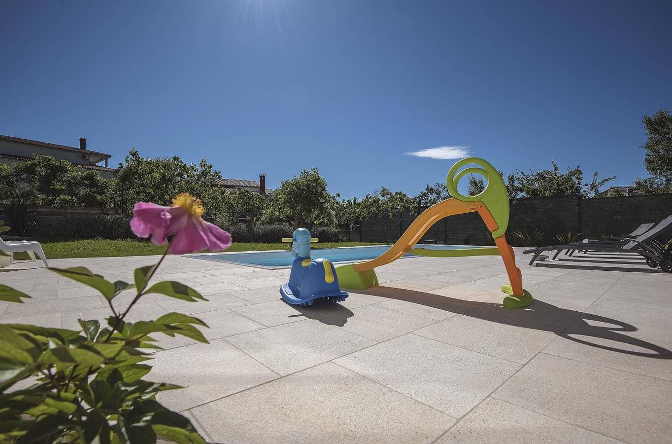 Foto 3 von 21: Neu renovierte Ferienwohnung mit Klima, WLAN, Waschmaschine, Tischfußball, Grill, Fahrräder und einem Kinderspielplatz
