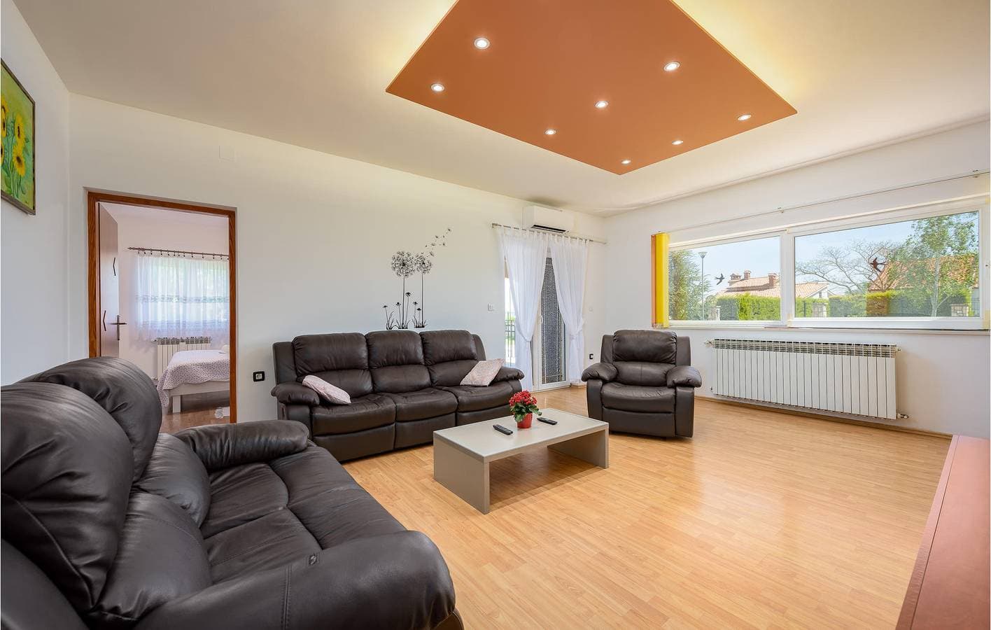 Foto 9 von 37: Charmante 2-Zimmer-Wohnung mit Pool, WLAN und Parkplatz in der Nähe des Stadtzentrums von Raša