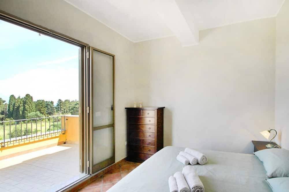 Foto 4 von 25: Giardino al Mare di Anna ist eine Wohnung im dritten und letzten Stock eines alten Herrenhauses, umgeben von der Landschaft der Piana di Caronia und nur wenige Schritte vom Meer entfernt.Die Unterkunft besteht aus einer großen Wohnküche mit Schlafsofa,