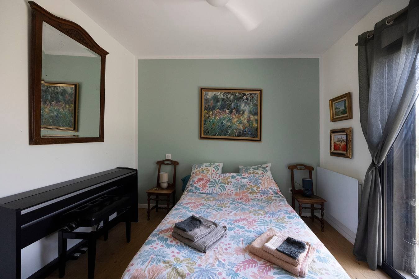 Foto 8 von 23: Zimmer „Chambre 3“ mit Bergblick, Gemeinschaftspool und WLAN