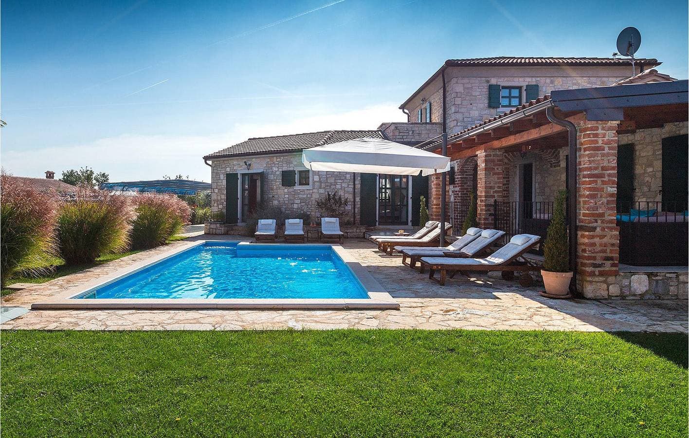 Foto 12 von 61: Stilvolle 250 m² große Ferienwohnung mit Pool, WLAN und Parkplatz in der Nähe von Kaštelir