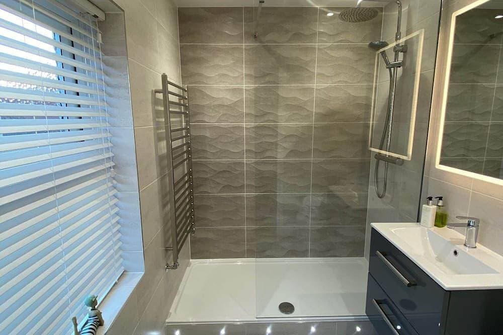 Foto 8 von 25: Wohnstätte-Komfort-Ensuite mit Dusche-Blick auf den Wald-Detached Property
