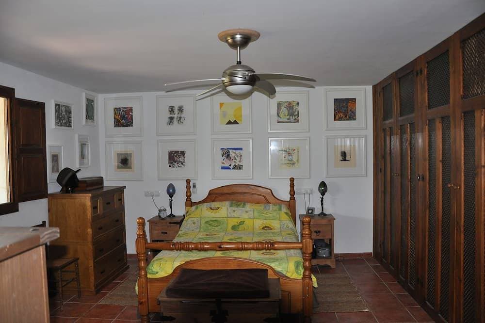 Foto 2 von 22: Ein 2 Schlafzimmer Landhaus mit einem großen privaten Garten und Schwimmbad
