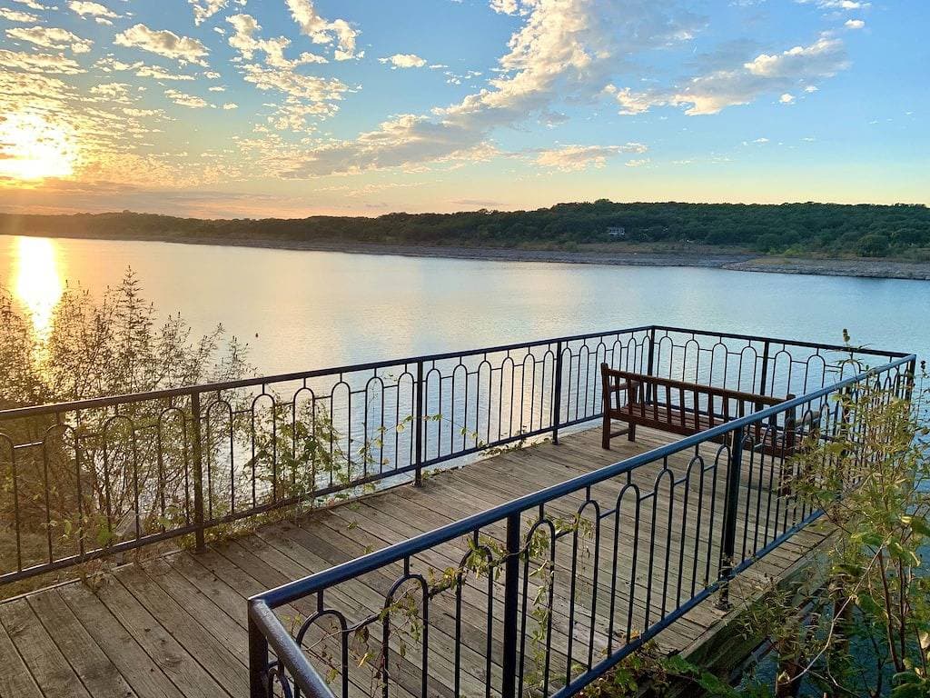 Foto 2 von 28: 180 degree Lake View From Private Villa on the  Island on Lake Travis!
