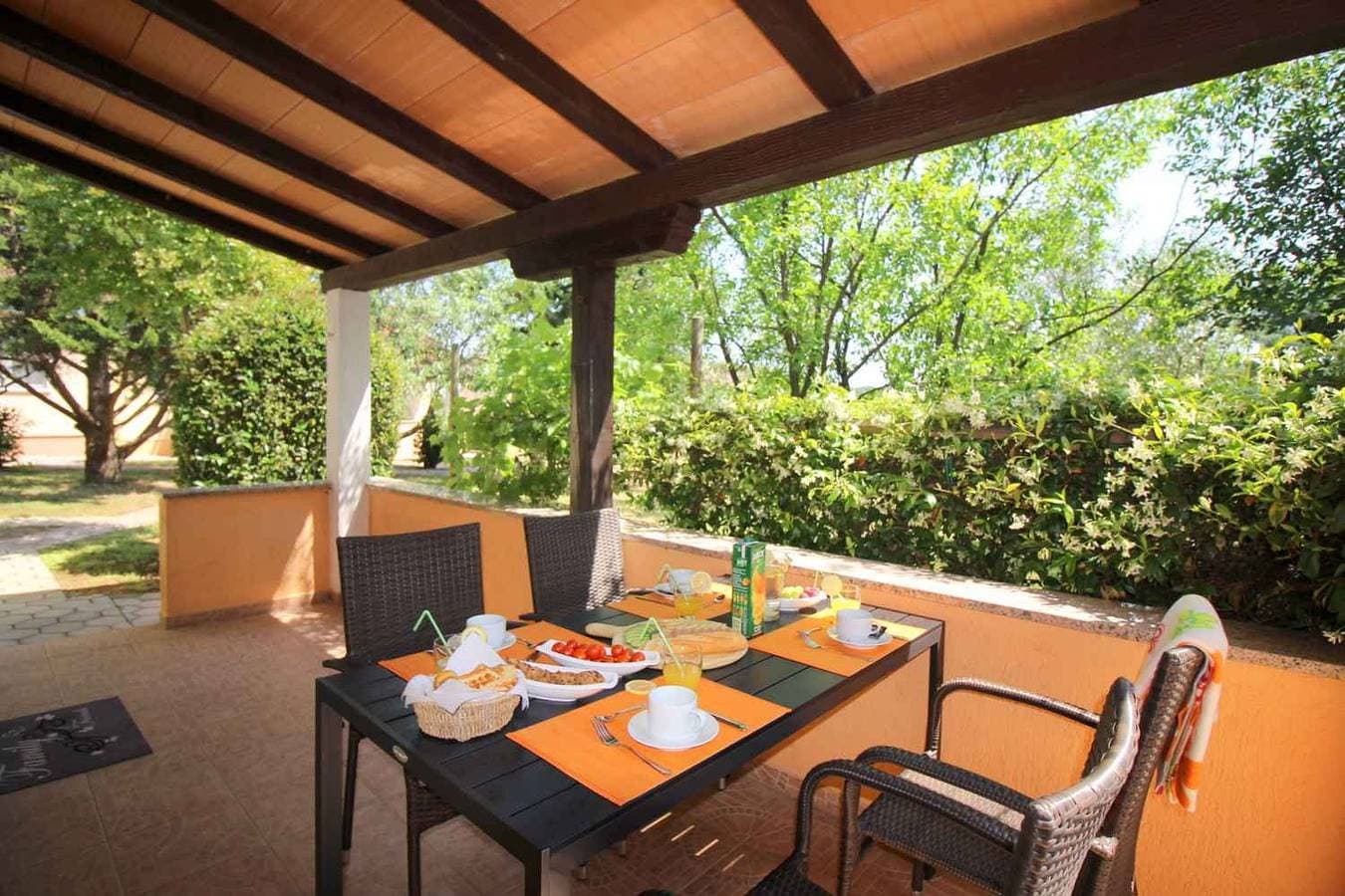 Foto 2 von 27: Bungalow mit Pool und Klimaanlage