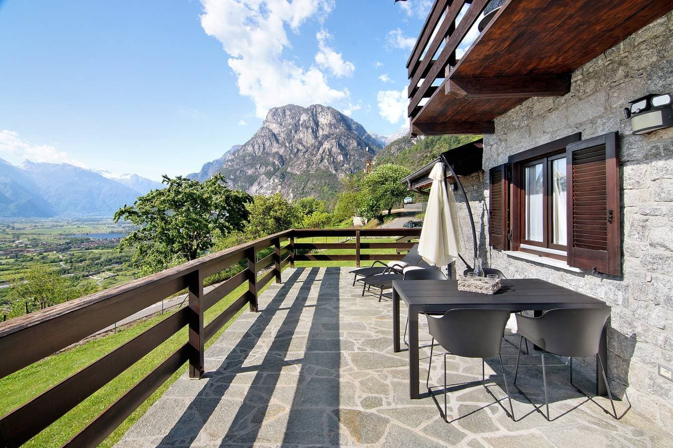 Foto 8 von 32: Chalet Rustico Borgo Vico: Seeblick, Terrasse, Parkplatz – Radfahrer willkommen!