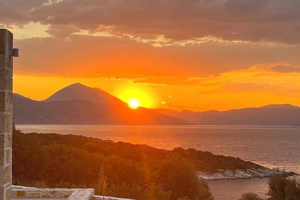 Foto 13 von 15: Sea view 2-bedroom villa in lovely Meganis with WiFi, AC