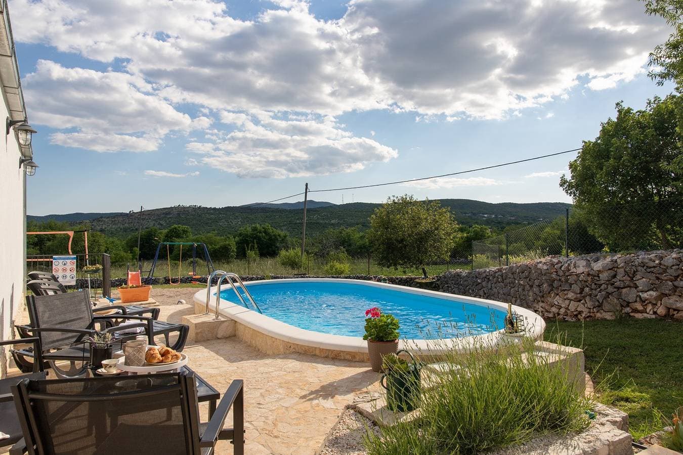 Foto 3 von 29: Ferienhaus mit zwei Schlafzimmern und Pool