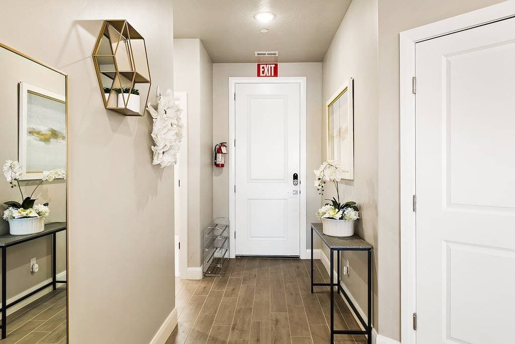 Foto 8 von 33: Top Floor Privacy | Outdoor Fireplace, Sleeps 8