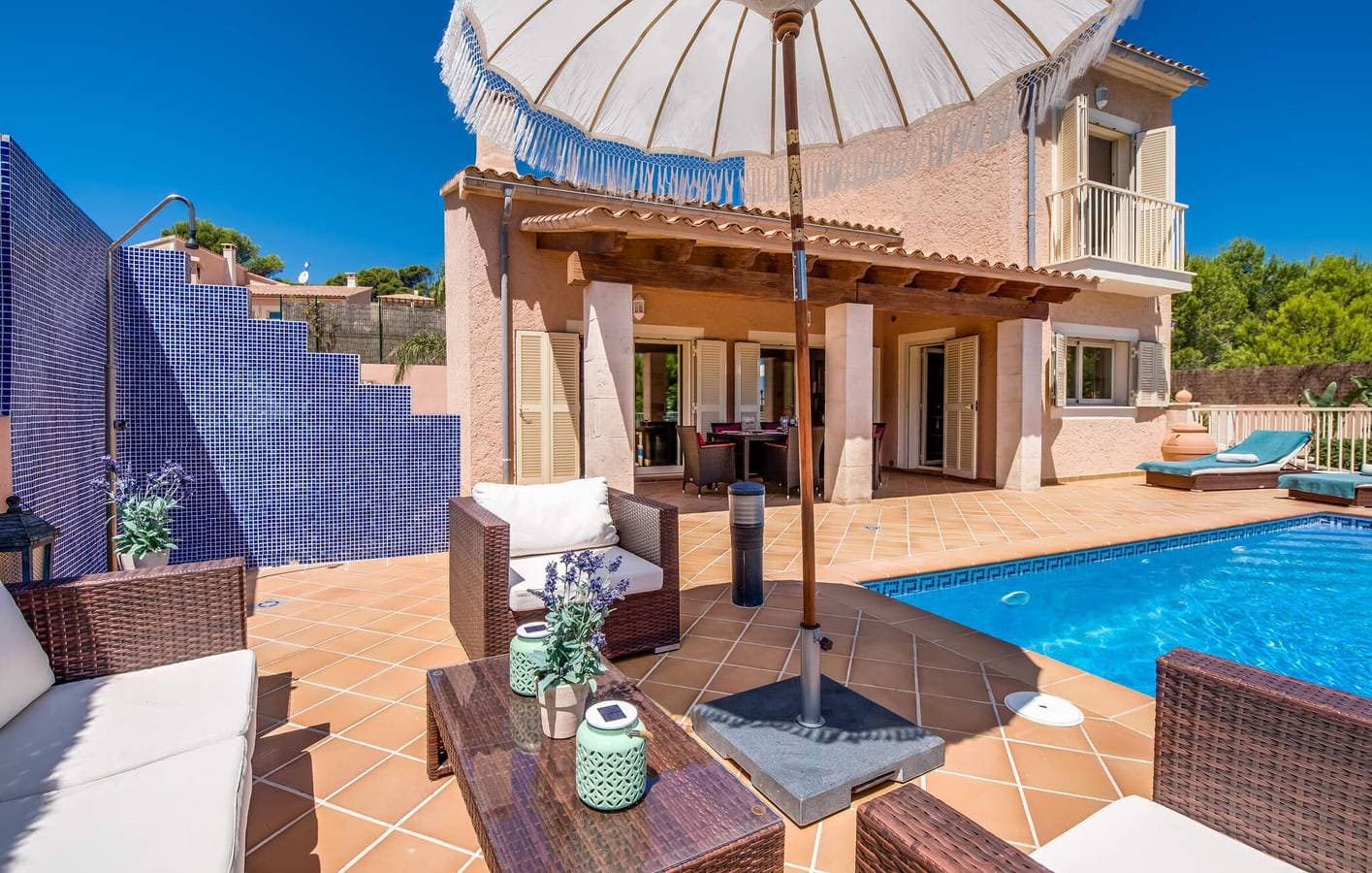 Foto 7 von 41: Apartment mit Meerblick, Pool, Küche und AC, 1,5 km von Cala Mitjana entfernt