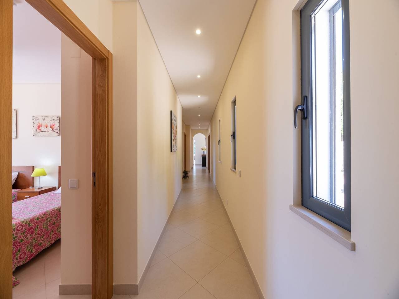 Foto 7 von 34: Spacious Albufeira  Villa | 4 Bedrooms | Villa Avos De Parra | Air Conditioned Bedrooms | Private Setting