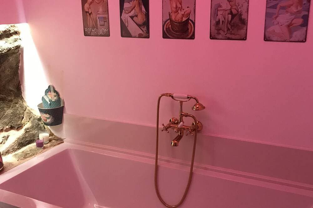 Foto 10 von 16: The 50's Suite. Barbie's summer house. Bathtub and jukebox