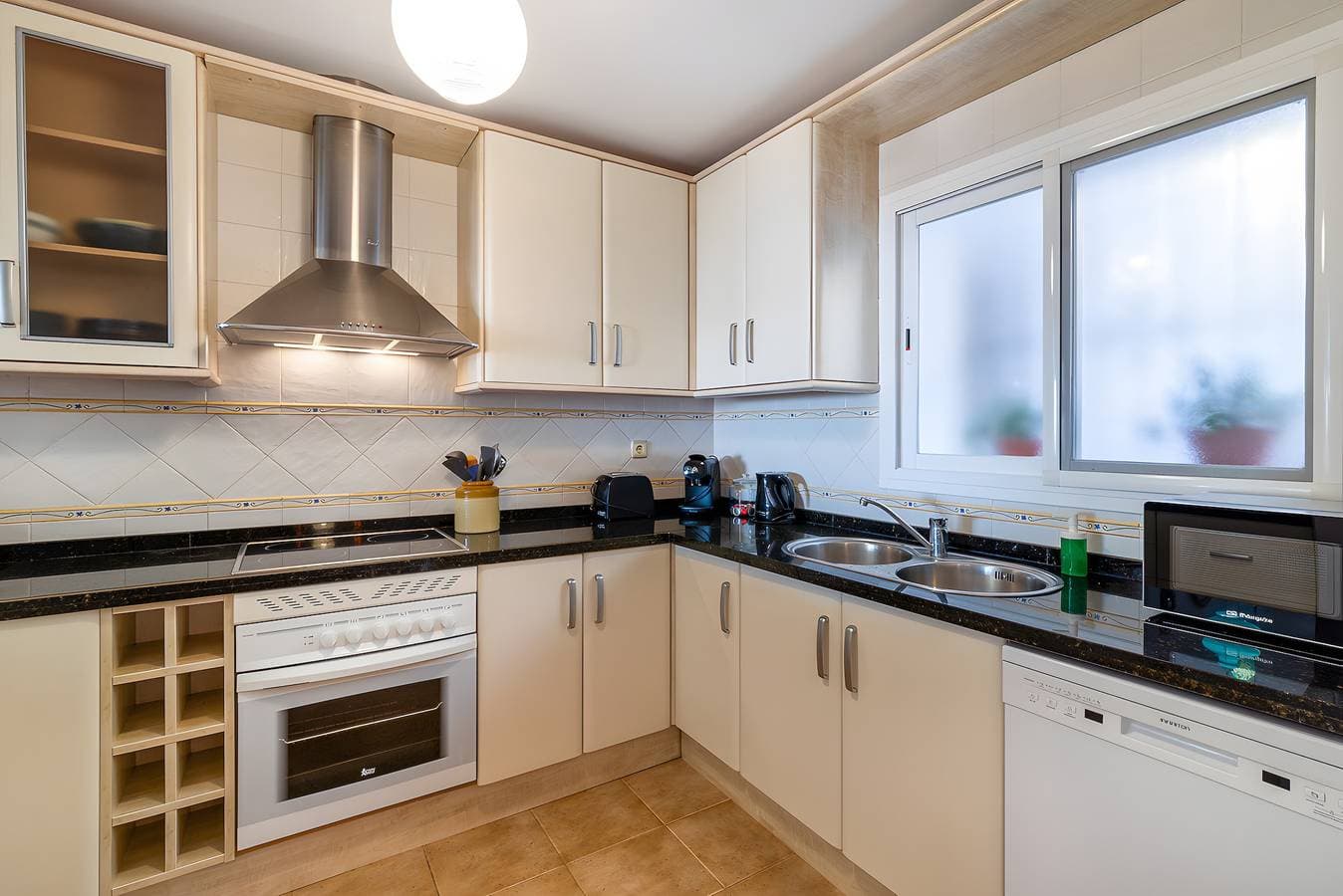 Foto 9 von 38: Apartamento Luci by The Sea mit Meerblick, Pool, Terrasse & WLAN