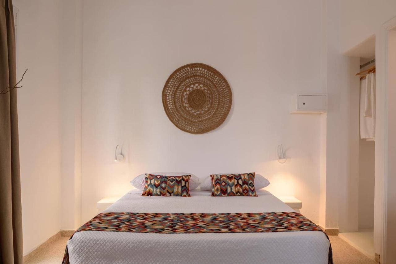 Cal Day Rooms Santorini 1