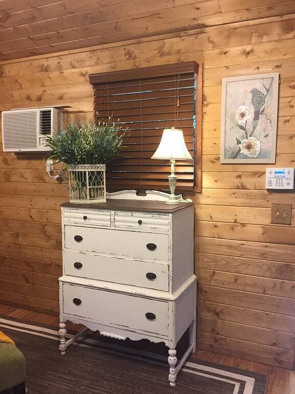 Foto 9 von 16: Charming Waterfront Cabin Auf dem Oconaluftee River nennen wir \"The Love Nest\".