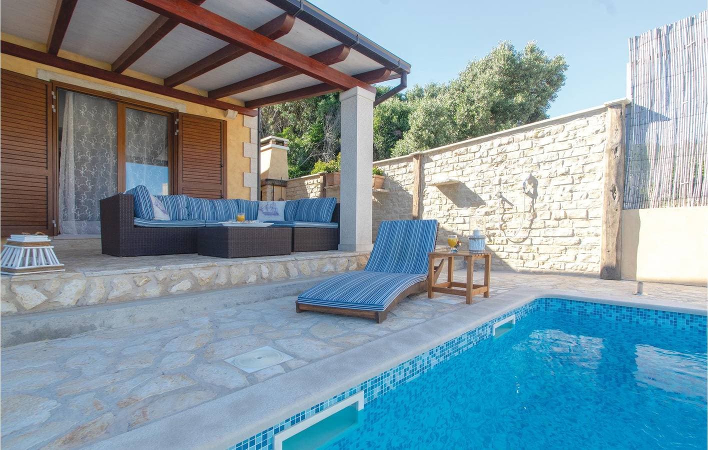 Foto 8 von 44: Gemütliche Unterkunft am Meer mit Pool, Terrasse und direktem Zugang zum Strand