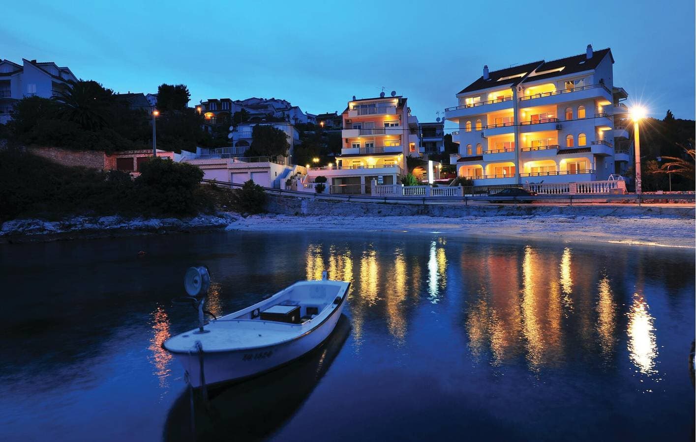 Foto 2 von 22: Urlaub am Meer: Gemütliche Ferienwohnung mit Terrasse und WLAN, 600 m vom Strand Uvala Bočići entfernt