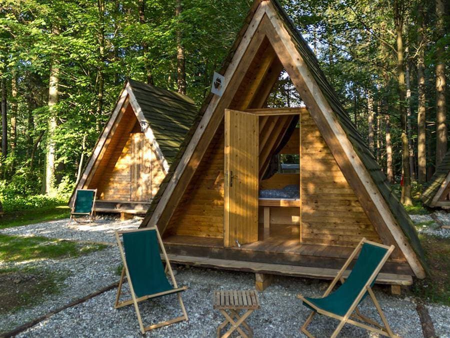 Foto 1 von 81: Forest Camping Mozirje - Unterkunft 3 personen - Glamping Hut Forest Bed