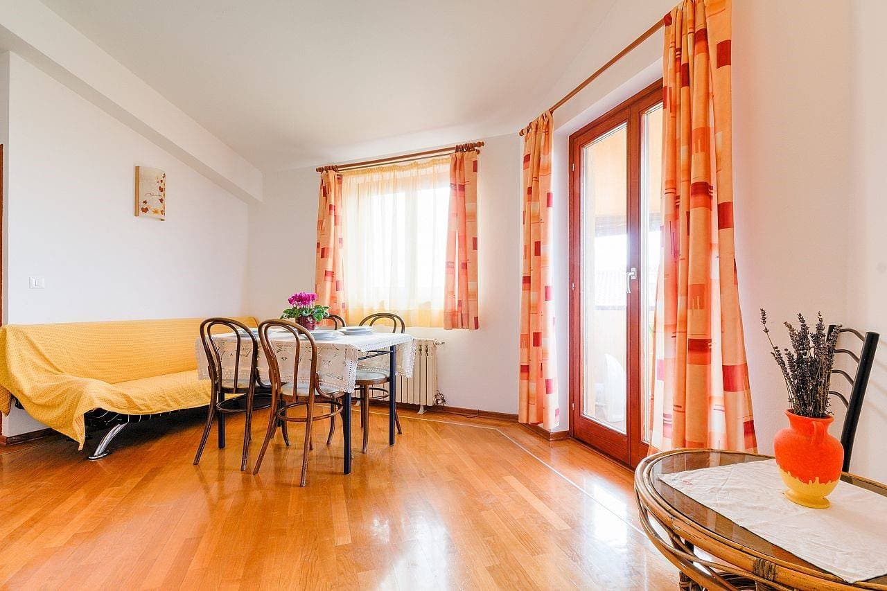 Foto 10 von 55: Ferienwohnung La Vista mit Meerblick und eigener Terrasse mit Grill auf dem Garten bei Pula