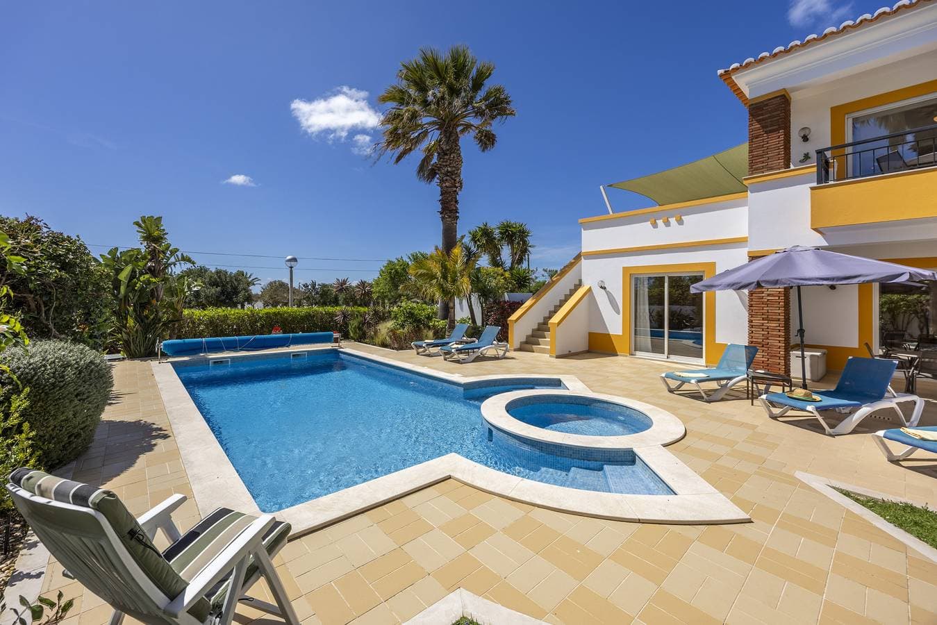 Foto 3 von 31: Villa A Jardim Palmeiras Condominium by CoolHouses