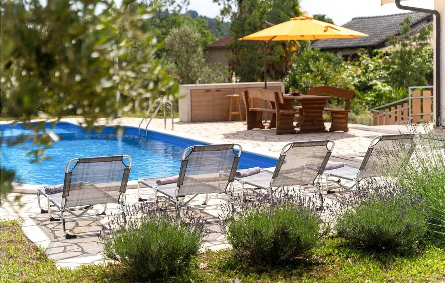 Foto 13 von 46: Geräumige 2-Zimmer-Wohnung mit Pool, Terrasse und WLAN in der Nähe des Flusses Mirna