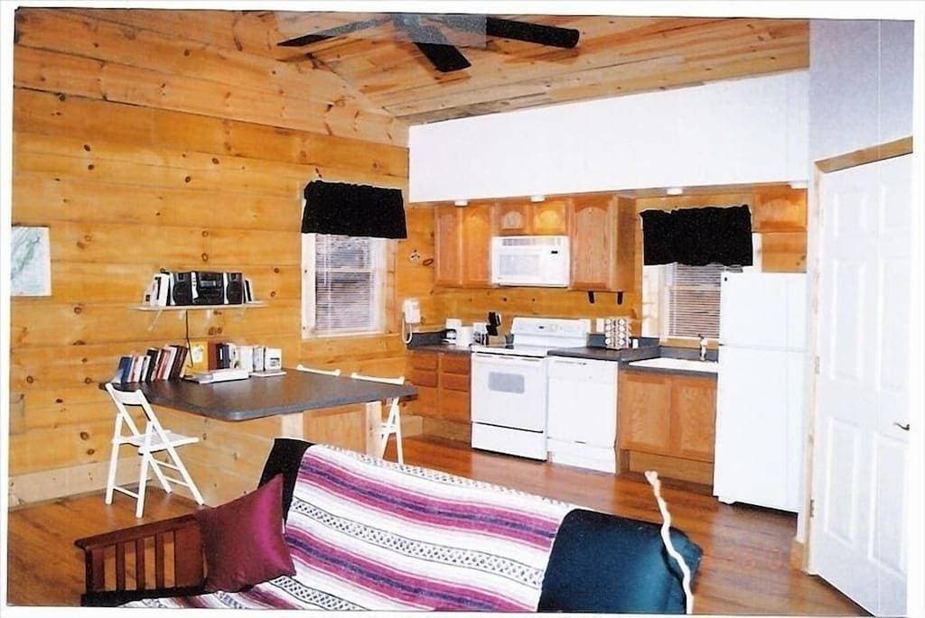 Foto 10 von 30: Abgeschiedenes Blockhaus. Heiße Wanne auf Deck und Whirlpool für zwei Personen am Kamin