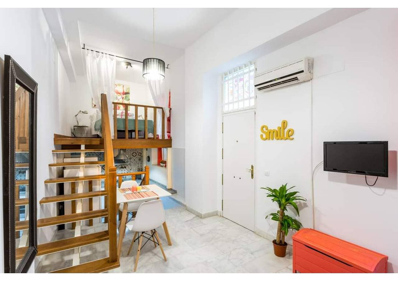 Foto 2 von 24: Maisonettewohnung 'Dúplex con Encanto en el Centro Histórico de Sevilla' mit WLAN, Klimaanlage und voll ausgestatteter Küche