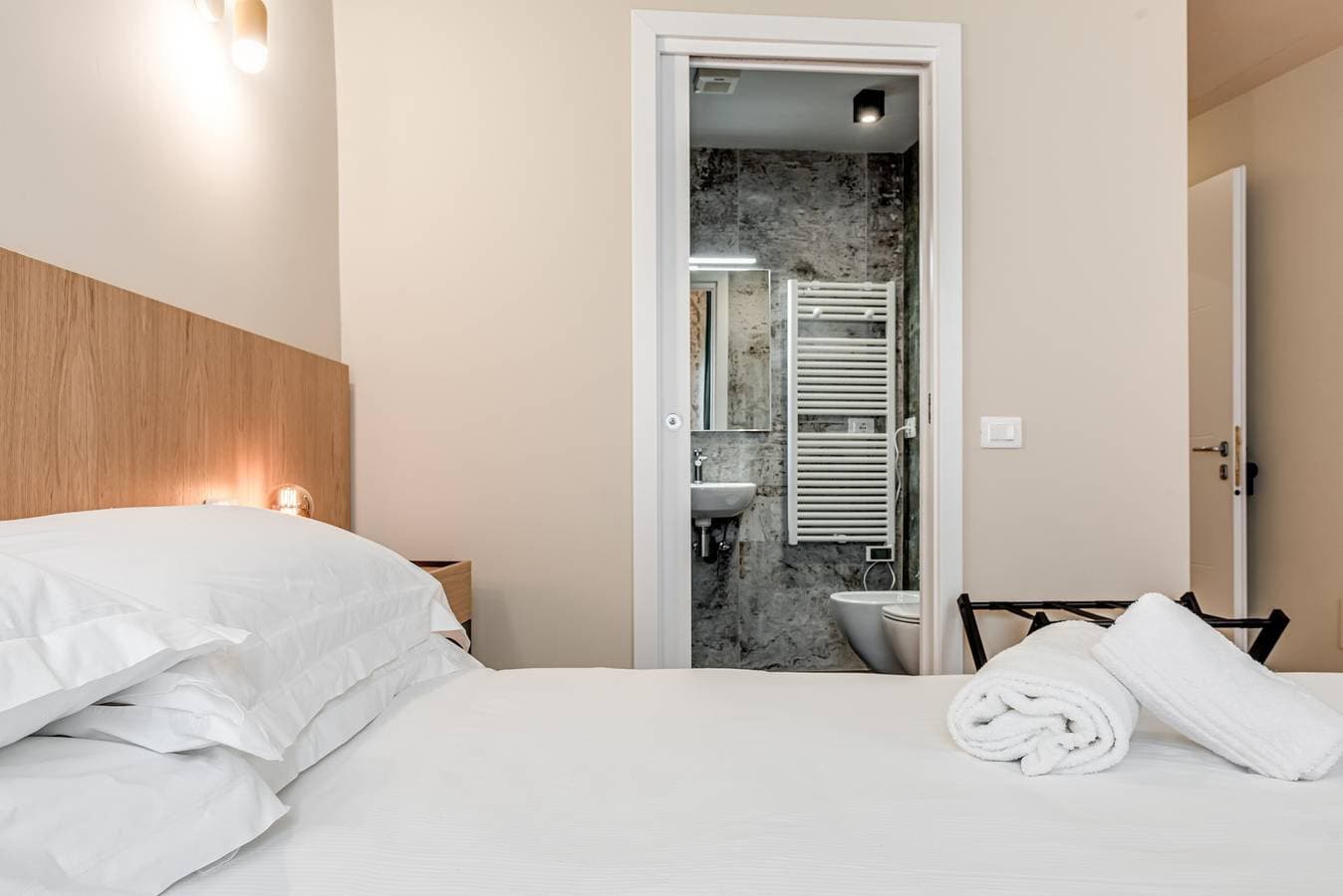 Foto 12 von 23: Zimmer 'Florence Rooms Orange' mit WLAN und Klimaanlage