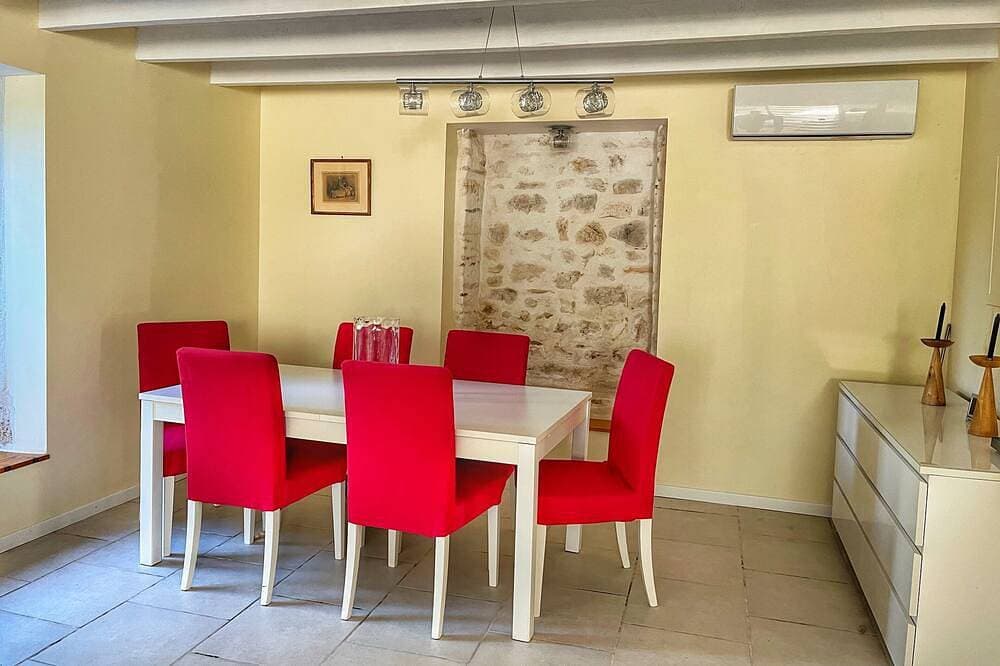 Foto 9 von 18: Country house surrounded by vineyards close to amenities