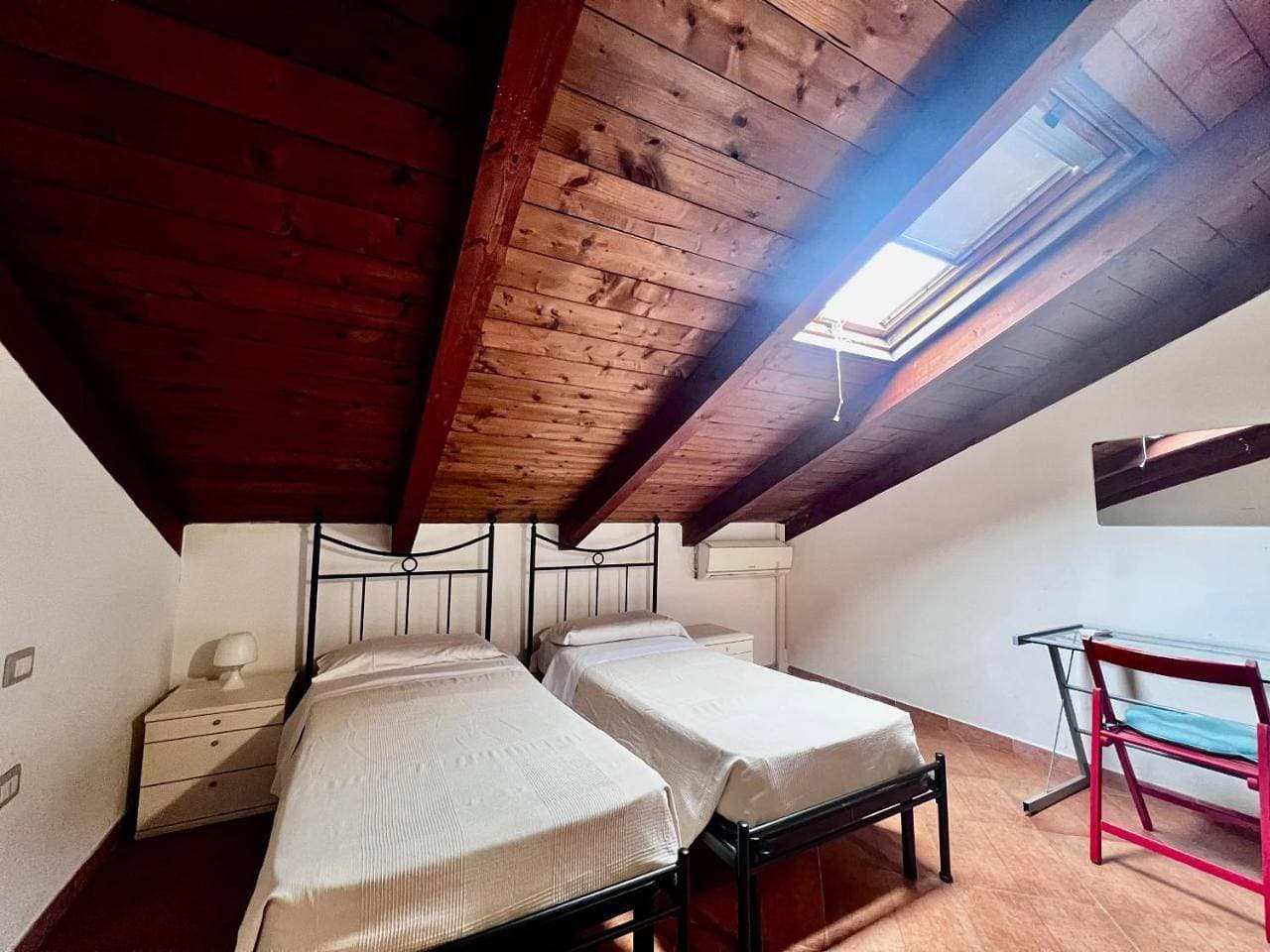 Foto 10 von 12: Twin Room with Private External Bathroom