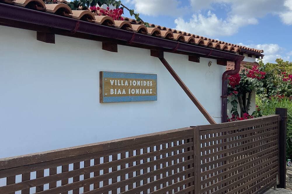 Foto 8 von 30: Quiet 2 bedroom air-conditioned villa with private pool, patio and roof terrace