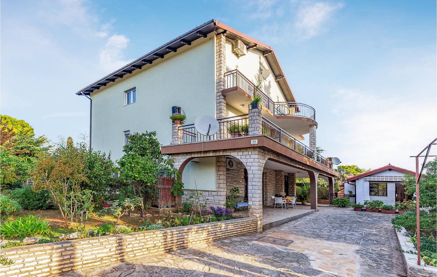 Gemütliche 1-Zimmer-Wohnung mit Terrasse in der Nähe des Strandes Bijela 1