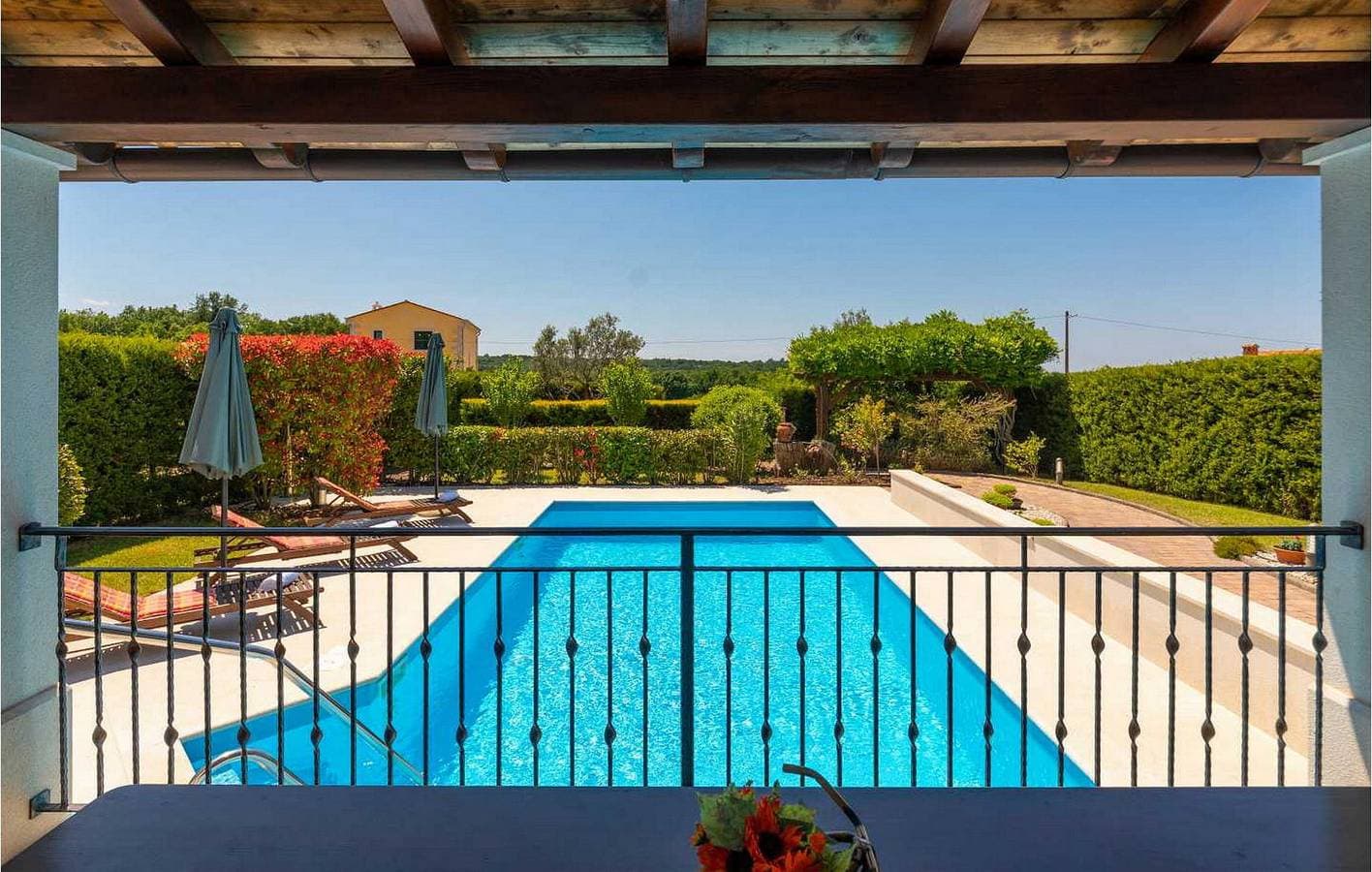 Foto 13 von 44: Modernes Apartment mit 1 Schlafzimmer, Pool und Terrasse – 400 m vom Stadtzentrum entfernt