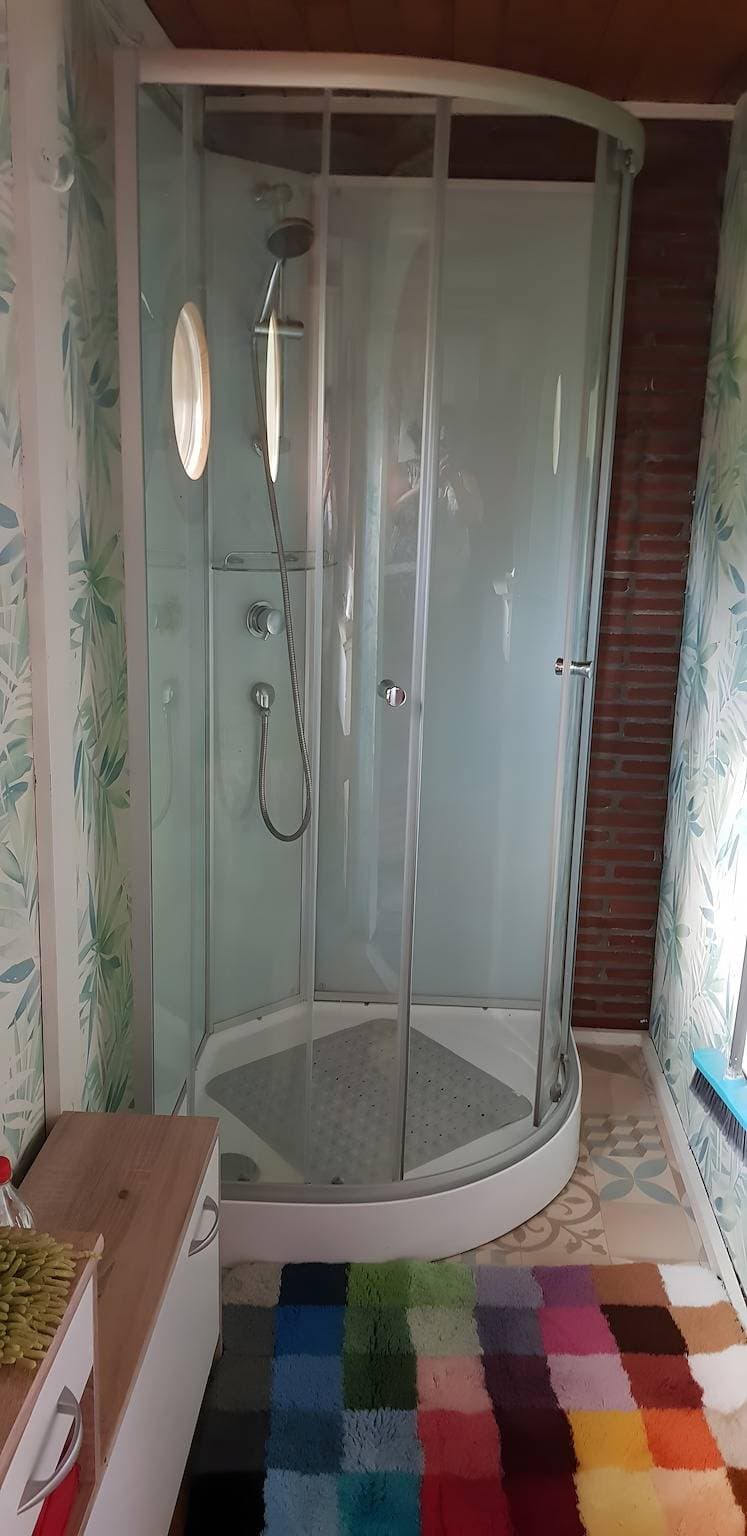 Foto 8 von 14: Bungalow 'Urgemütliches Am See' mit privater Terrasse und privatem Garten