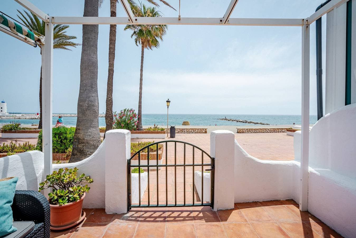 30. Beachhouse 15m beach  sea Duquesa Manilva Anda 1