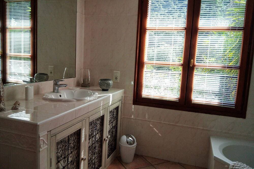 Foto 10 von 30: Villa und Pool in Balagne, zwischen Ebene, Meer, Gebirge, Fluss. Strand 10 mnn