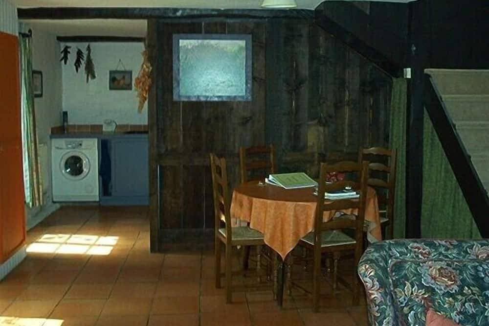 Foto 12 von 30: 17th Century farm cottage nestling in the Pyrenean foothills with pool