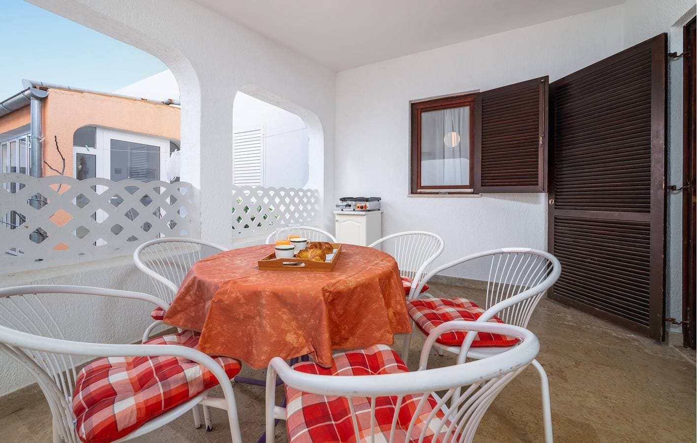 Foto 2 von 23: Gemütliche 2-Zimmer-Wohnung mit Terrasse, WLAN und Zugang zum Strand